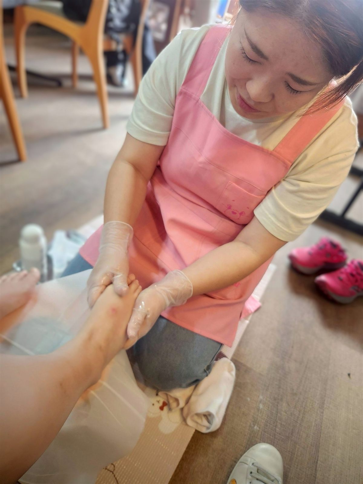 足元をていねいに整えるフットケアの手元