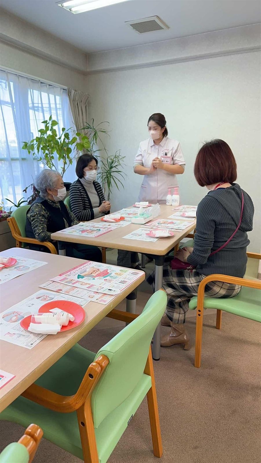 少人数のレッスンで説明をする安部真衣