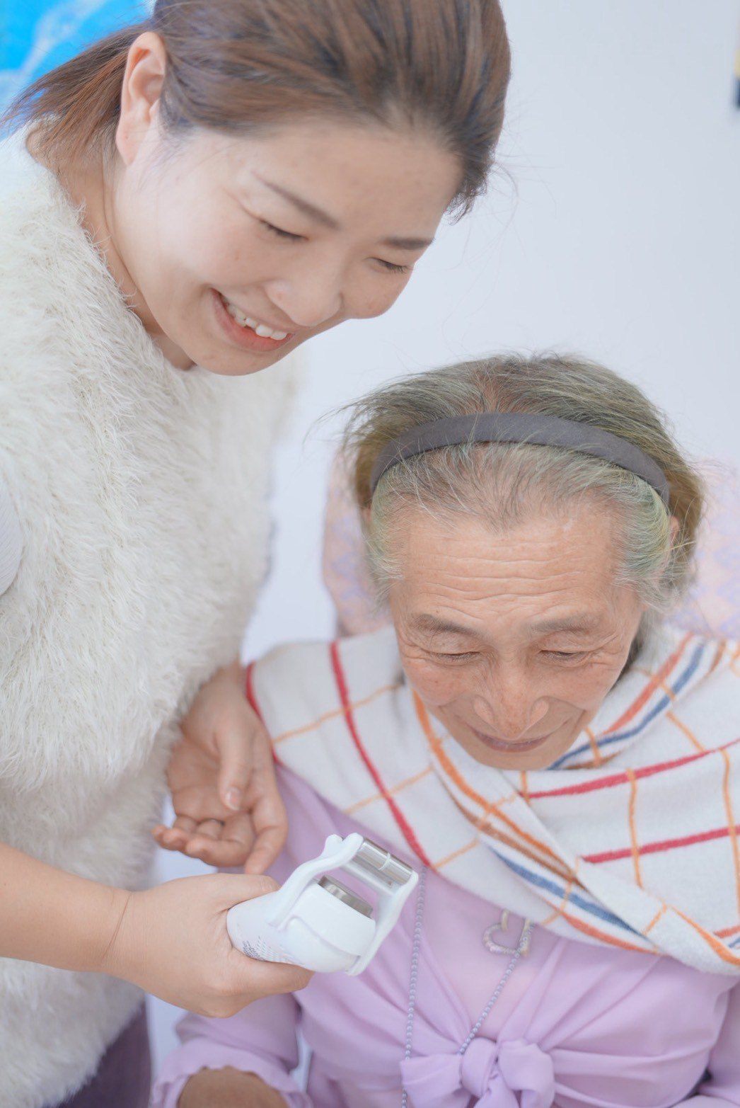 笑顔でお客様に寄り添いながら施術する安部真衣